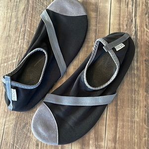 FITKICKS Black Yoga Shoes SZ L (8.5-9.5)